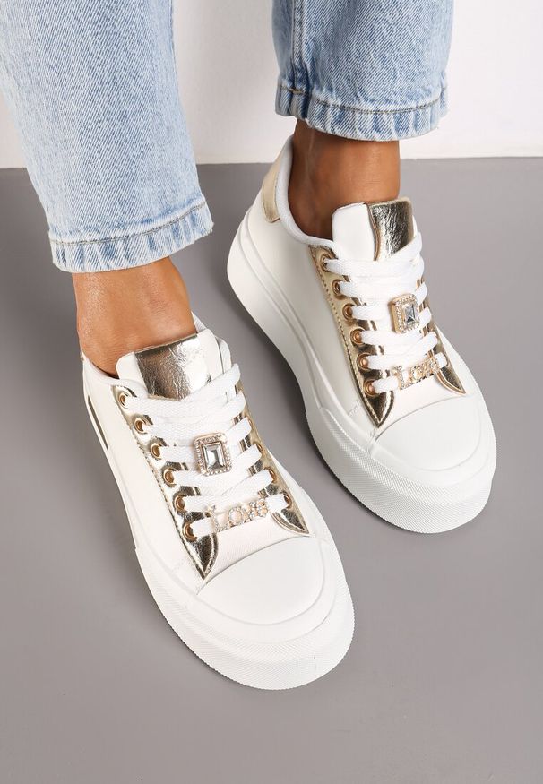 Renee - Białe Casualowe Sneakersy na Platformie Ozdobione Cyrkoniami i Metalicznymi Wstawkami Primaria. Okazja: na co dzień. Kolor: biały. Materiał: jeans. Wzór: aplikacja. Obcas: na platformie