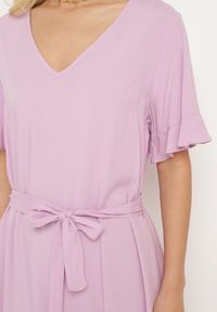 Born2be - Fioletowa Sukienka Pudełkowa z Materiałowym Paskiem i Falbanką Dimovas. Typ kołnierza: dekolt w kształcie V. Kolor: fioletowy. Materiał: materiał #3