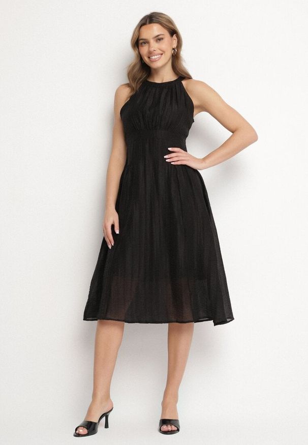 Born2be - Czarna Rozkloszowana Sukienka z Tłoczonej Tkaniny z Wiązaniem z Tyłu Nimioretta. Okazja: na ślub cywilny, na imprezę, na wesele. Kolor: czarny. Materiał: tkanina. Wzór: aplikacja. Typ sukienki: rozkloszowane. Styl: elegancki