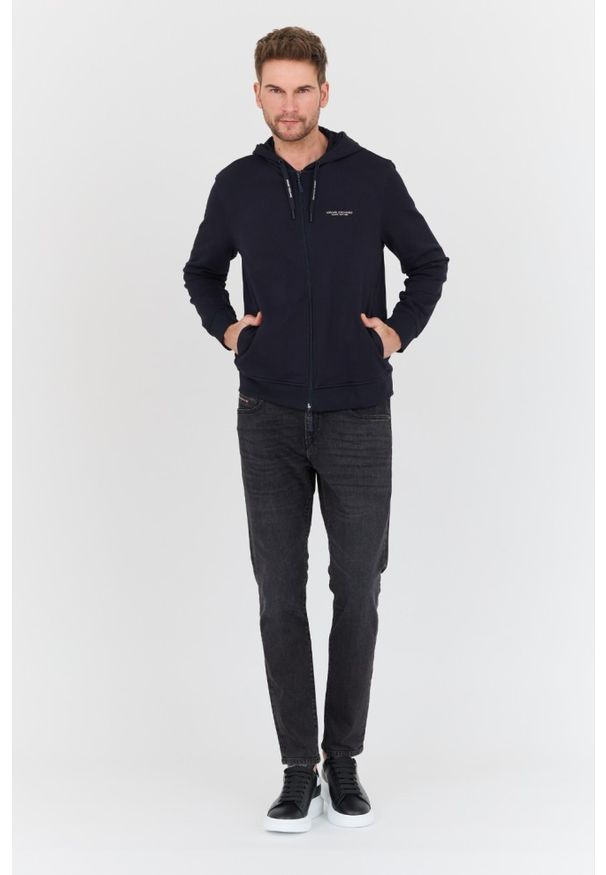 Armani Exchange - ARMANI EXCHANGE Granatowa bluza z kapturem. Typ kołnierza: kaptur. Kolor: niebieski
