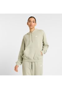 Bluza damska New Balance WT41507OVN – zielona. Okazja: na co dzień. Typ kołnierza: kaptur. Kolor: zielony. Materiał: bawełna, poliester, dresówka, prążkowany. Styl: klasyczny, casual