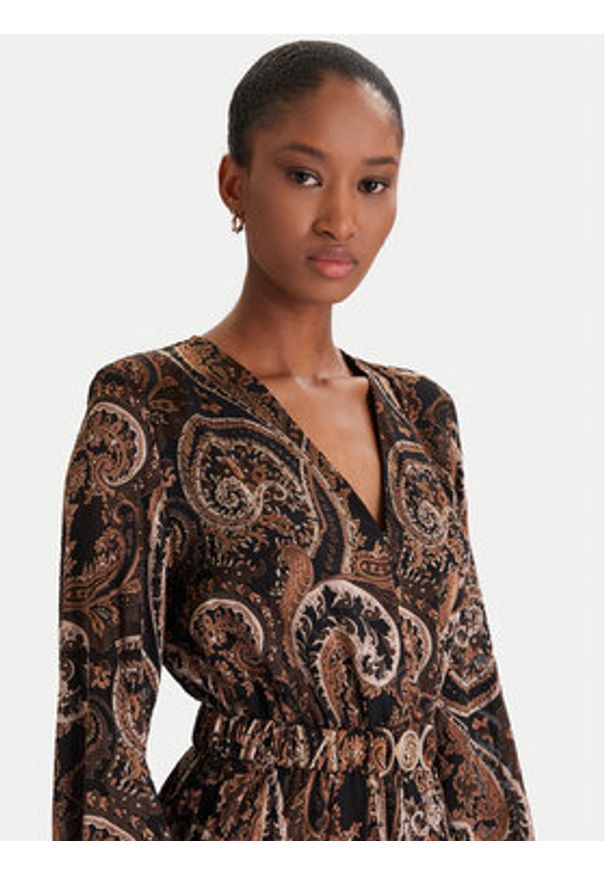 Guess Sukienka codzienna W5BK53 W2770 Brązowy Regular Fit. Okazja: na co dzień. Kolor: brązowy. Materiał: wiskoza. Typ sukienki: proste. Styl: casual