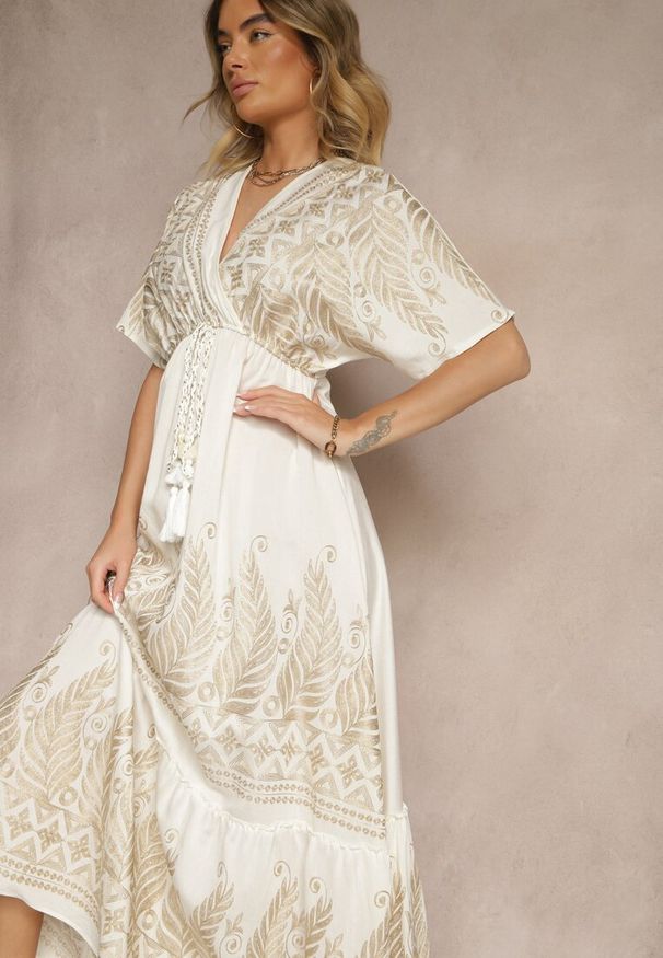 Renee - Biała Wiskozowa Sukienka Boho o Kopertowym Kroju z Metalicznym Haftem Redeselle. Okazja: na co dzień. Typ kołnierza: dekolt w serek. Kolor: biały. Materiał: wiskoza. Wzór: haft. Typ sukienki: kopertowe. Styl: boho