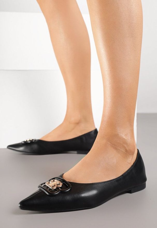 Born2be - Czarne Balerinki z Noskiem w Szpic i Elegancką Aplikacją Naliema. Okazja: na co dzień. Nosek buta: szpiczasty. Kolor: czarny. Wzór: aplikacja. Obcas: na płaskiej podeszwie. Styl: elegancki