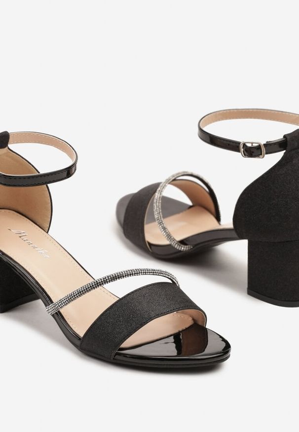 Born2be - Czarne Brokatowe Sandały na Słupku z Paseczkiem z Cyrkoniami Sesorina. Okazja: na ślub cywilny, na wesele. Nosek buta: otwarty. Zapięcie: sprzączka. Kolor: czarny. Materiał: jeans. Obcas: na słupku. Styl: elegancki