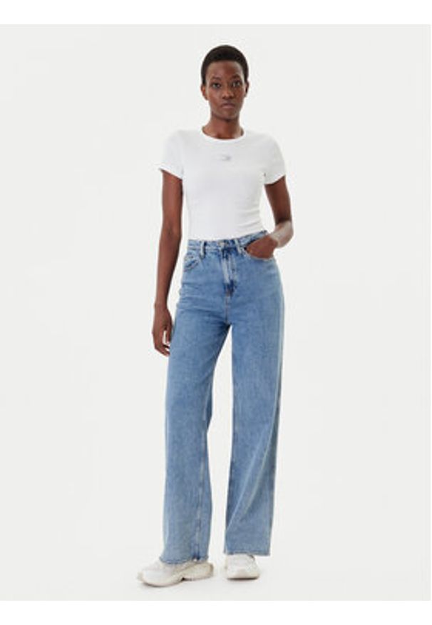 Tommy Jeans T-Shirt Badge DW0DW17881 Biały Slim Fit. Kolor: biały. Materiał: bawełna