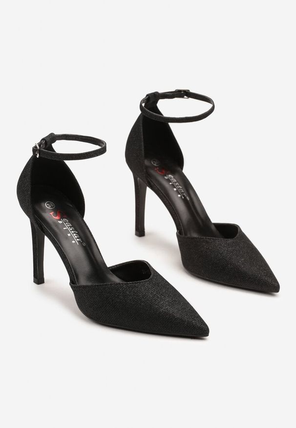 Renee - Czarne Brokatowe Szpilki ze Szpiczastym Noskiem i Paskiem ze Sprzączką Danarilis. Okazja: na co dzień. Nosek buta: szpiczasty. Zapięcie: pasek. Kolor: czarny. Materiał: jeans. Obcas: na szpilce. Styl: elegancki, casual, wizytowy. Wysokość obcasa: średni