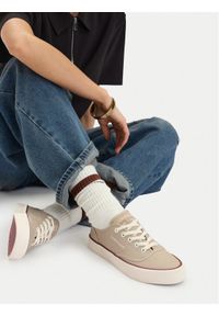Guess Jeans Tenisówki CWBEO-WE-2025 Beżowy. Kolor: beżowy. Materiał: materiał #1