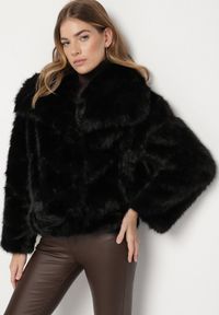 Born2be - Czarna Kurtka Futerko o Dwurzędowym Kroju z Szerokim Kołnierzem Fesammea. Okazja: na co dzień. Kolor: czarny. Materiał: futro. Styl: klasyczny, casual #4