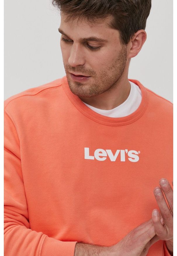 Levi's® - Levi's Bluza bawełniana męska kolor pomarańczowy z nadrukiem. Okazja: na spotkanie biznesowe, na co dzień. Kolor: pomarańczowy. Materiał: bawełna. Wzór: nadruk. Styl: casual, biznesowy