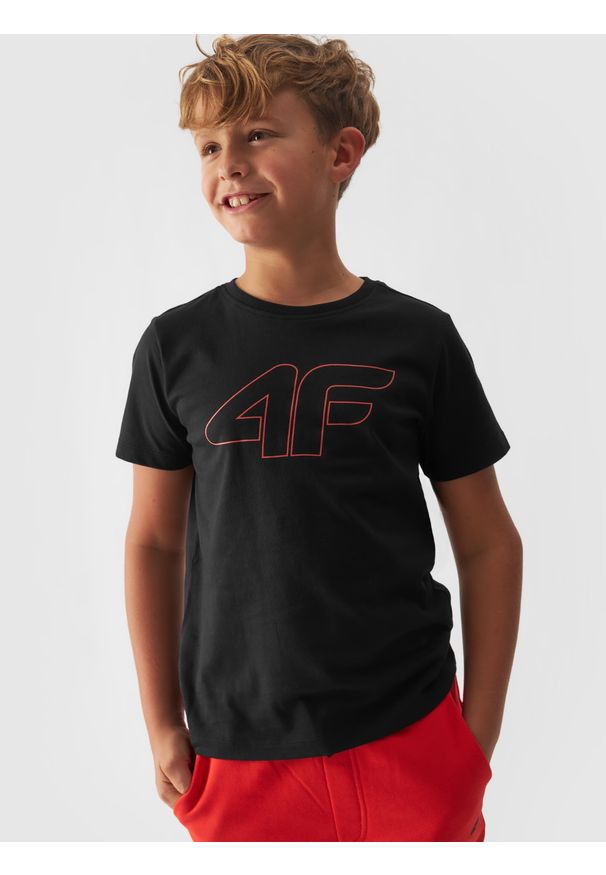 4f - T-shirt z nadrukiem chłopięcy - czarny. Okazja: na co dzień. Kolor: czarny. Materiał: jersey, dzianina, bawełna. Długość rękawa: krótki rękaw. Długość: krótkie. Wzór: nadruk. Styl: casual, sportowy