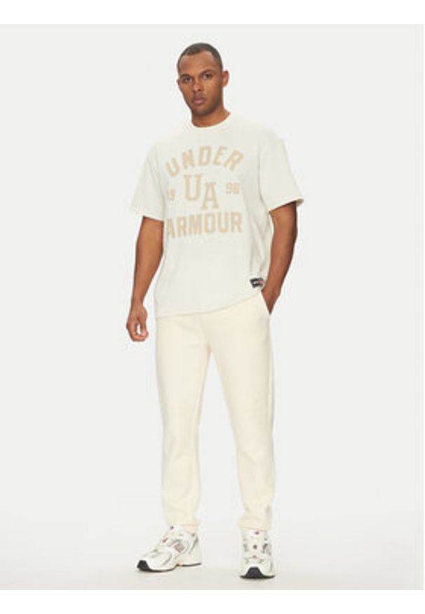 Under Armour T-Shirt Heavyweight Varsity 1390179 Beżowy Oversize. Kolor: beżowy. Materiał: bawełna, syntetyk