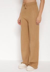 Born2be - Beżowy Dzianinowy Komplet z Bawełną i Wełną Szerokie Spodnie i Sweter Golf Valefessa. Kolor: beżowy. Materiał: dzianina, wełna, bawełna. Wzór: aplikacja. Sport: golf #7