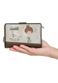 Portfel damski Anekke, z dekoracyjnym nadrukiem i metalowym logo zamykany na klapę wyposażony w przegrody na banknoty kieszeń na monety oraz liczne m. Kolor: brązowy. Wzór: nadruk #5
