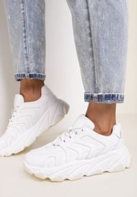 Renee - Białe Sneakersy Rhethishia. Kolor: biały. Materiał: jeans. Szerokość cholewki: normalna. Wzór: aplikacja #1