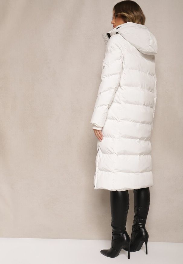 Renee - Biała Pikowana Kurtka o Długim Kroju z Kapturem i Ściągaczami Zapinana z Boku na Napy Siarielia. Okazja: na co dzień. Typ kołnierza: kaptur. Kolor: biały. Materiał: futro, wełna, polar, jeans. Długość: długie. Styl: casual, elegancki, sportowy