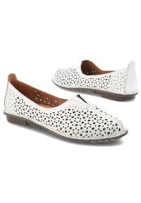 Półbuty damskie Artiker cholewka skóra naturalna perforowana wsuwany fason elastyczne wstawki po bokach zaokrąglony nosek niski krój dopasowana linia. Okazja: na co dzień. Kolor: biały. Materiał: skóra. Szerokość cholewki: normalna. Wzór: ażurowy. Sezon: wiosna, lato. Styl: casual, elegancki, klasyczny #4