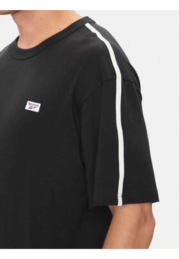 Reebok T-Shirt Cl Court Sport Ss Tape Tee 100202807 Czarny Regular Fit. Kolor: czarny. Materiał: bawełna. Styl: sportowy