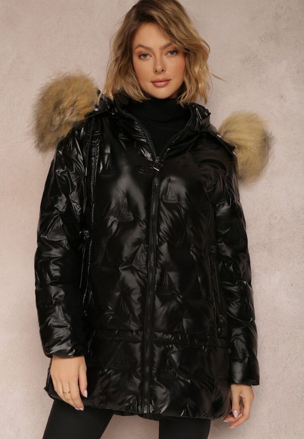 Renee - Czarna Kurtka Metaliczna z Futrzanym Kapturem Kajol. Okazja: na co dzień, na spacer. Kolor: czarny. Materiał: futro. Styl: casual, elegancki