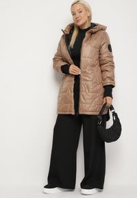 Born2be - Jasnobrązowa Przejściowa Kurtka z Pikowanymi Przeszyciami Fesinoa. Okazja: na co dzień, na spacer. Typ kołnierza: kaptur. Kolekcja: plus size. Kolor: brązowy. Materiał: jeans. Styl: casual #5
