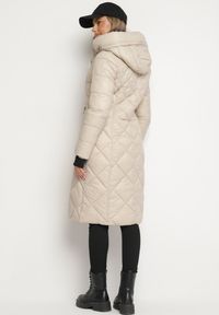 Born2be - Beżowa Długa Pikowana Kurtka z Kapturem Sisilara. Okazja: na spacer, na co dzień. Typ kołnierza: kaptur. Kolor: beżowy. Długość: długie. Sezon: zima, jesień. Styl: klasyczny, casual, elegancki #2