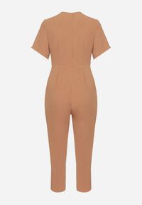 Born2be - Brązowy Kombinezon Panomeda. Kolekcja: plus size. Kolor: brązowy. Materiał: tkanina. Długość rękawa: krótki rękaw. Długość: krótkie. Wzór: gładki, jednolity, kolorowy. Styl: klasyczny
