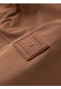 Ombre Clothing - Lekka kurtka męska z kieszeniami i wysokim kołnierzem – brązowa V5. Okazja: na co dzień. Typ kołnierza: kołnierzyk stójkowy. Kolor: brązowy. Materiał: syntetyk, materiał. Wzór: aplikacja. Styl: klasyczny, casual #8