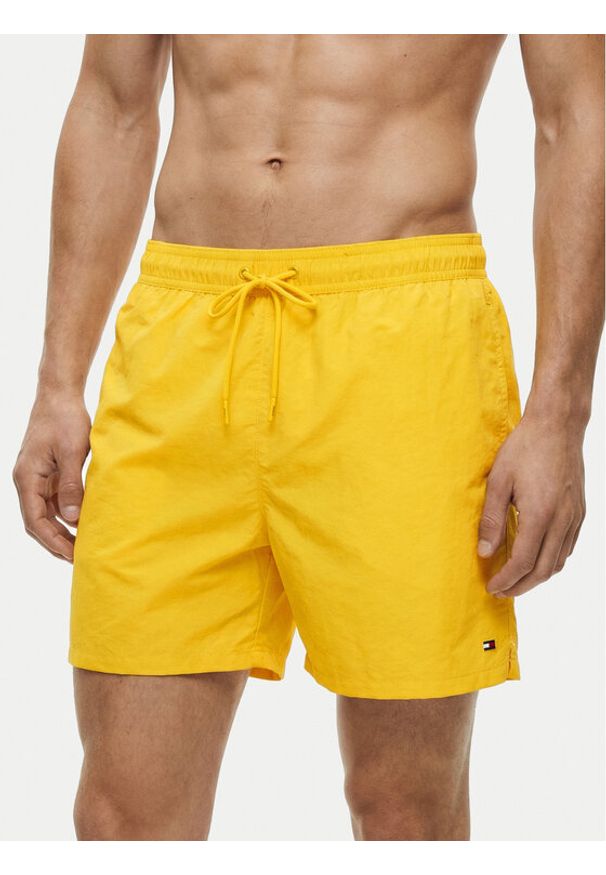 TOMMY HILFIGER - Tommy Hilfiger Szorty kąpielowe UM0UM03477 Żółty Regular Fit. Kolor: żółty. Materiał: syntetyk