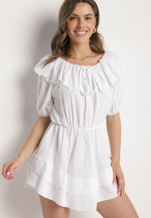 Born2be - Biała Bawełniana Sukienka z Ażurową Falbaną i Wiązaniem Univelle. Okazja: na co dzień. Kolor: biały. Materiał: bawełna. Wzór: ażurowy. Sezon: wiosna, lato. Styl: klasyczny, casual, elegancki