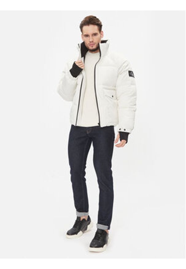 Calvin Klein Jeans Kurtka zimowa J30J324064 Biały Relaxed Fit. Kolor: biały. Materiał: syntetyk. Sezon: zima