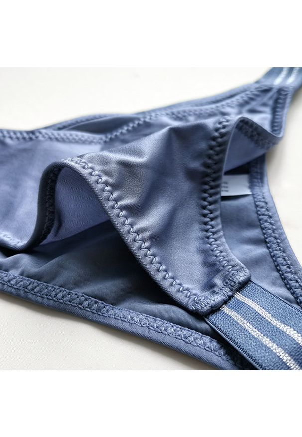 Intica - Stringi z elastycznymi paskami pod obcisłe ubrania Saburi. Kolor: niebieski. Materiał: skóra, materiał. Wzór: paski