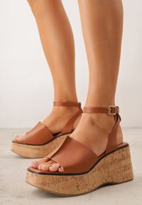 Renee - Brązowe Sandały z Klamerką VICES na Koturnie Stylizowanym na Drewniany Lynnoris. Okazja: na imprezę, na co dzień. Zapięcie: pasek. Kolor: brązowy. Sezon: lato. Obcas: na koturnie. Styl: boho, casual #2