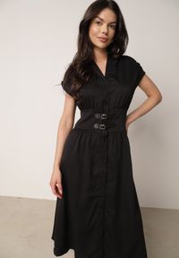 Born2be - Czarna Sukienka Koszulowa z Modelującym Przeszyciem ze Sprzączkami w Talii Puresa. Okazja: do pracy, na co dzień, na spotkanie biznesowe. Kolor: czarny. Typ sukienki: koszulowe. Styl: biznesowy, casual #8