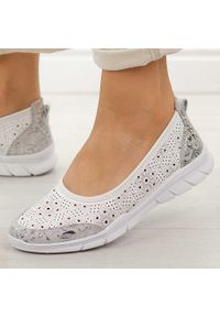 Białe ażurowe skórzane baleriny damskie S.Barski 5973. Okazja: na spacer, na co dzień. Kolor: biały. Materiał: skóra. Szerokość cholewki: normalna. Wzór: ażurowy. Sezon: wiosna, jesień, lato. Styl: casual, elegancki, klasyczny #1