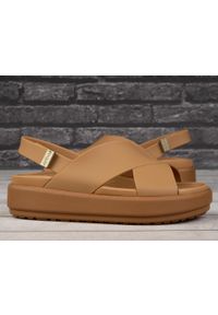Sandały damskie do chodzenia Crocs. Kolor: brązowy