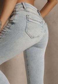 Renee - Jasnoniebieskie Casualowe Jeansy Slim Regular Nairionis. Okazja: na co dzień. Kolor: niebieski. Wzór: aplikacja. Styl: casual