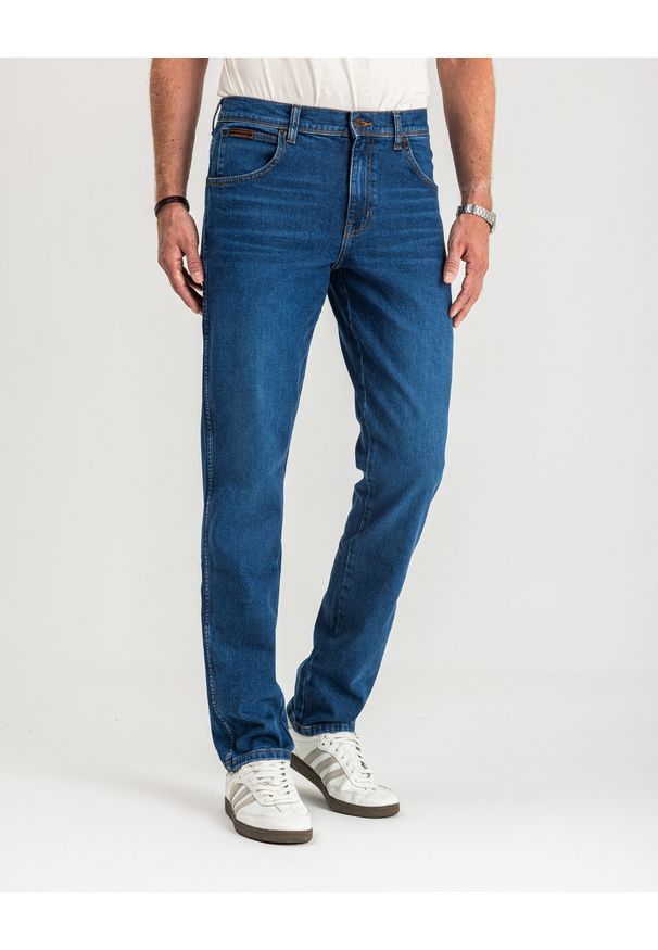 Wrangler - MĘSKIE SPODNIE JEANSOWE WRANGLER TEXAS SLIM GAME ON W12ST112E 112126517. Długość: krótkie. Wzór: napisy, aplikacja, jednolity. Sezon: lato. Styl: retro, klasyczny
