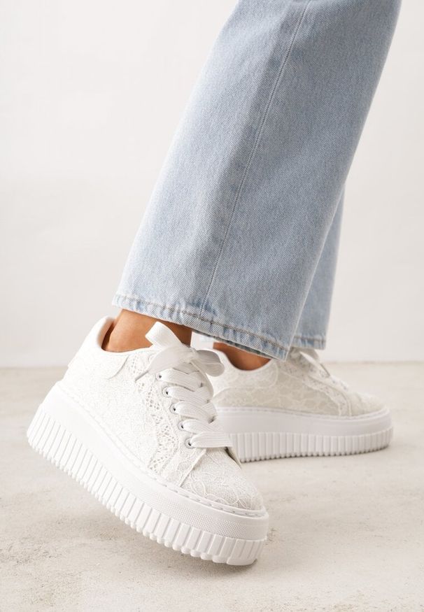 Born2be - Białe Sneakersy na Grubej Tłoczonej Platformie Ozdobione Brokatem i Koronką Zellysh. Okazja: na co dzień. Kolor: biały. Materiał: koronka. Wzór: aplikacja, koronka. Obcas: na platformie