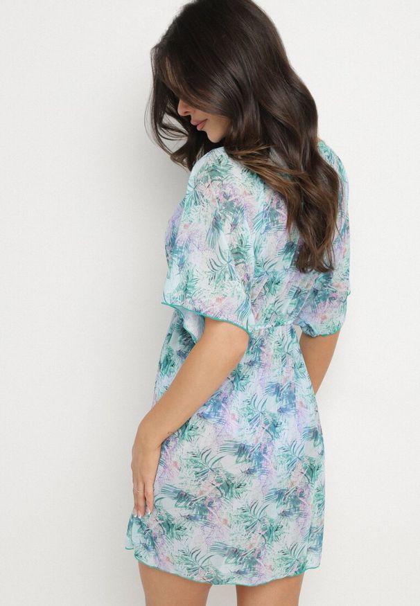 Born2be - Zielona Narzutka Plażowa w Kwiaty z Wiązaniem Ulonesia. Okazja: na plażę. Kolor: zielony. Wzór: kwiaty. Sezon: lato. Styl: casual, klasyczny