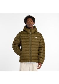 Kurtka zimowa męska New Balance MO53500WDL – zielona. Typ kołnierza: kaptur. Kolor: zielony. Materiał: poliester, puch. Wzór: aplikacja. Sezon: zima #1