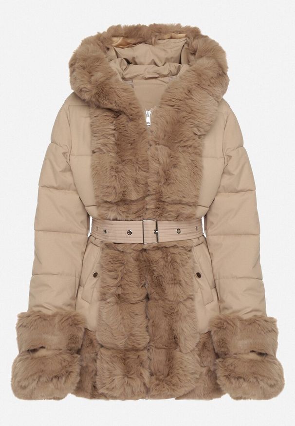 Born2be - Beżowa Taliowana Kurtka z Paskiem Kapturem i Ozdobnym Futrem Rainaria. Okazja: na co dzień, do pracy, na spotkanie biznesowe. Kolor: beżowy. Materiał: futro. Styl: biznesowy, casual, retro, elegancki