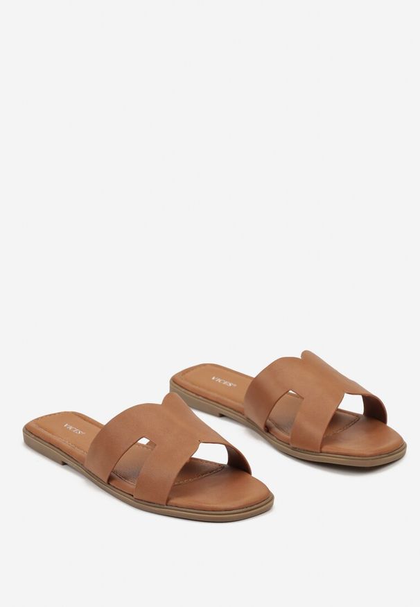 Born2be - Jasnobrązowe Płaskie Klapki z Kwadratowym Noskiem i Metalicznym Wykończeniem Quinivia. Okazja: na co dzień, na randkę, na spacer. Kolor: brązowy. Materiał: len. Sezon: lato. Styl: casual, elegancki