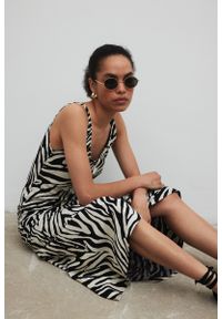 Marsala - Sukienka na ramiączkach w print, w kolorze BLACK & BEIGE- ILUSION-XL. Okazja: na imprezę, na spacer. Materiał: jeans, wiskoza, tkanina. Długość rękawa: na ramiączkach. Wzór: nadruk. Sezon: lato. Typ sukienki: proste, rozkloszowane. Styl: elegancki. Długość: maxi