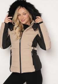 Born2be - Ciemnobeżowa Pikowana Kurtka o Taliowanym Kroju z Kapturem i Futerkiem Saginia. Okazja: na co dzień. Typ kołnierza: kaptur. Kolor: beżowy. Materiał: futro. Długość rękawa: długi rękaw. Długość: długie. Styl: casual, elegancki #4