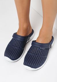 Born2be - Granatowo-Białe Klapki Iphiope. Okazja: na plażę, na co dzień, na spacer. Kolor: niebieski. Materiał: guma, jeans. Wzór: ażurowy. Sezon: lato. Obcas: na płaskiej podeszwie. Styl: klasyczny, casual #5