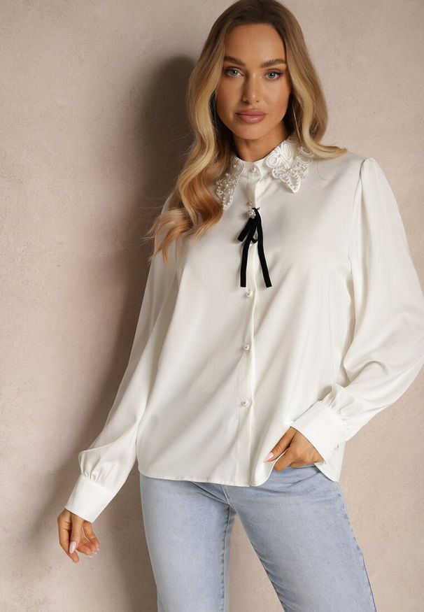 Renee - Biała Koszula z Bufiastymi Rękawami Kołnierzem z Perłami i Broszką Gonathiel. Okazja: na spotkanie biznesowe, na co dzień. Kolor: biały. Materiał: jeans. Styl: klasyczny, casual, biznesowy