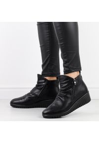 Czarne botki damskie na koturnie T.Sokolski Z23-341. Kolor: czarny. Materiał: skóra. Obcas: na koturnie #1