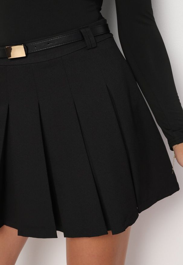 Born2be - Czarne Plisowane Spódnico-Spodenki z Wysokim Stanem Ozdobione Paskiem Evilinas. Okazja: na co dzień. Stan: podwyższony. Kolor: czarny. Materiał: bawełna. Wzór: aplikacja. Styl: casual, elegancki