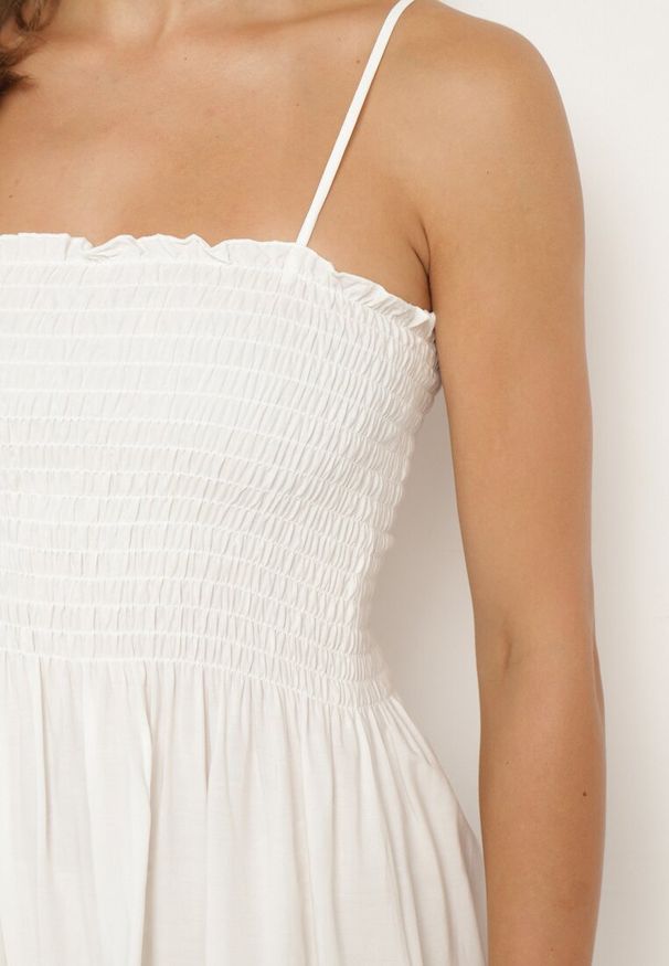 Born2be - Biała Bawełniana Sukienka na Ramiączkach z Marszczonym Dekoltem Krisele. Okazja: na co dzień, na randkę, na spacer. Kolor: biały. Materiał: bawełna. Długość rękawa: na ramiączkach. Sezon: lato. Typ sukienki: proste. Styl: casual