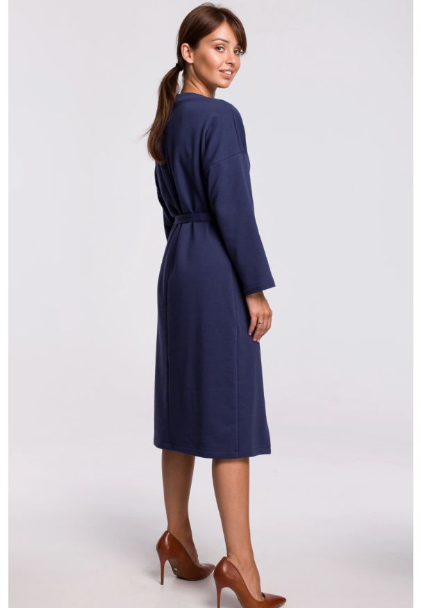 Sukienki.shop - Bawełniana ciepła sukienka dzianinowa z paskiem niebieska. Kolor: niebieski. Materiał: bawełna, dzianina. Sezon: jesień, zima